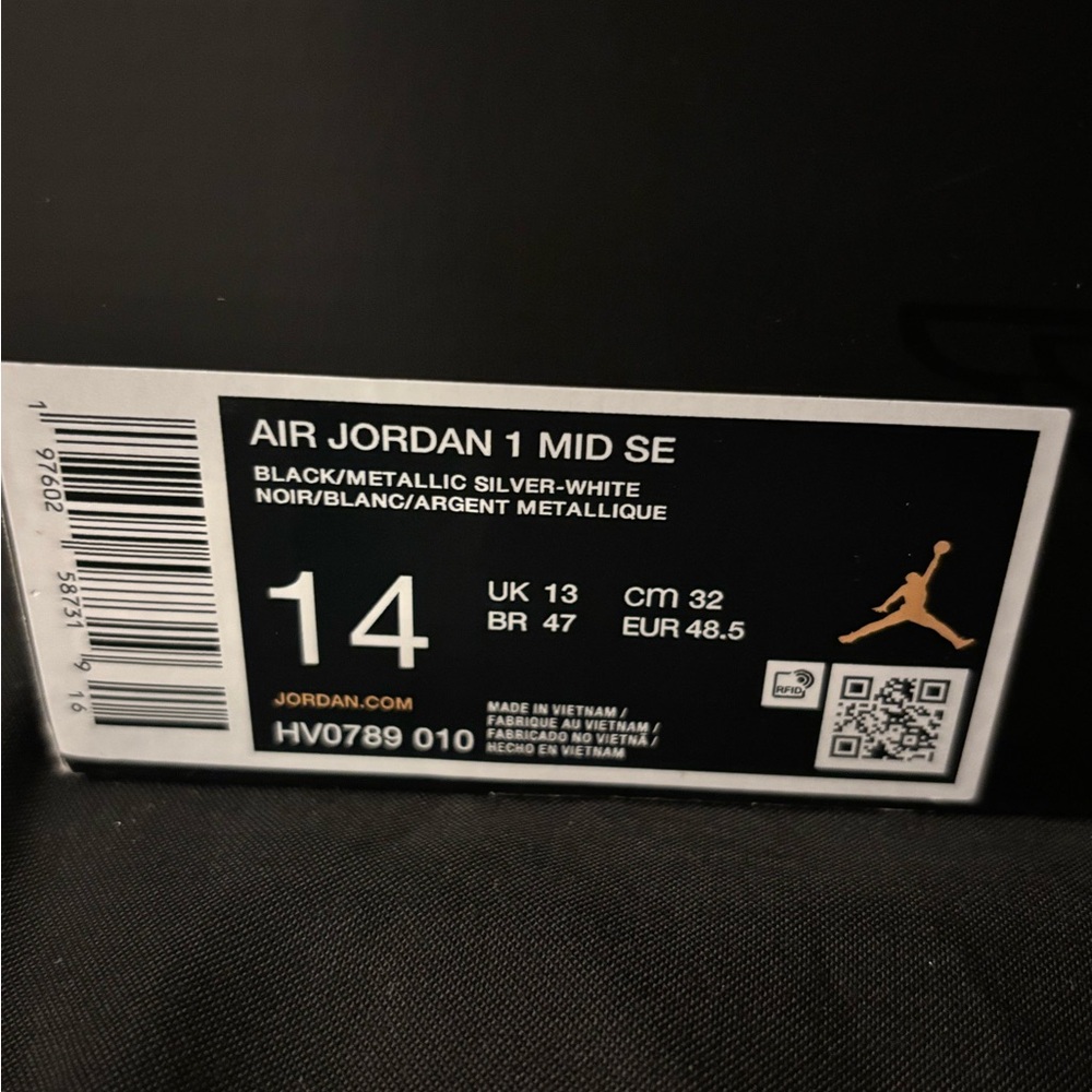 Jordan Air 1 Mid SE Black and Metallic Silver - Picture 2 of 8